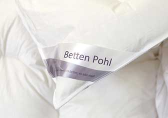 Bettdecke mit Betten Pohl-Schildchen